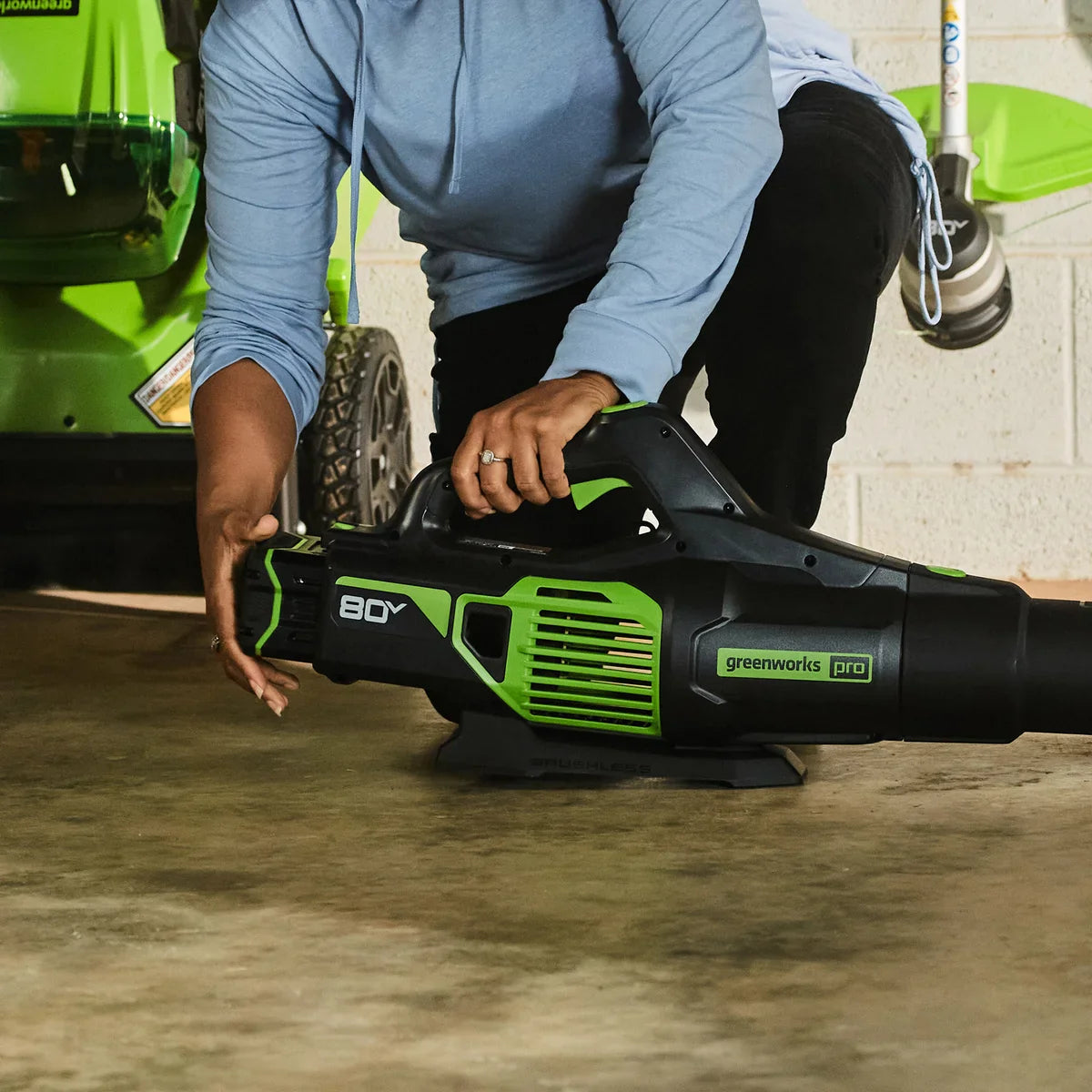Greenworks 80V 650 CFM / 145 MPH Brushless Blower + 18" Brushless Chainsaw, 2Ah Battery and Charger Included