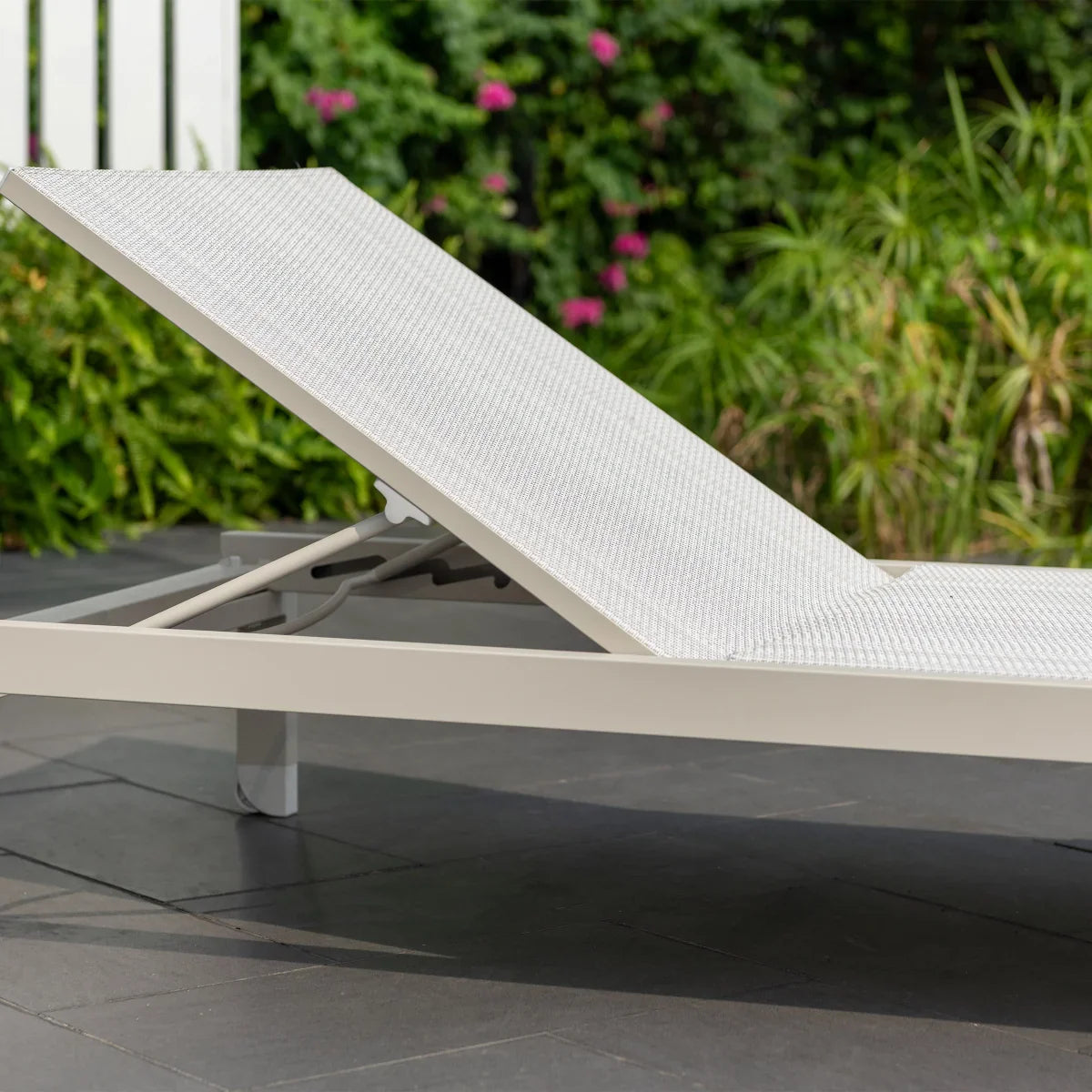 Urbanite Patio Lounger