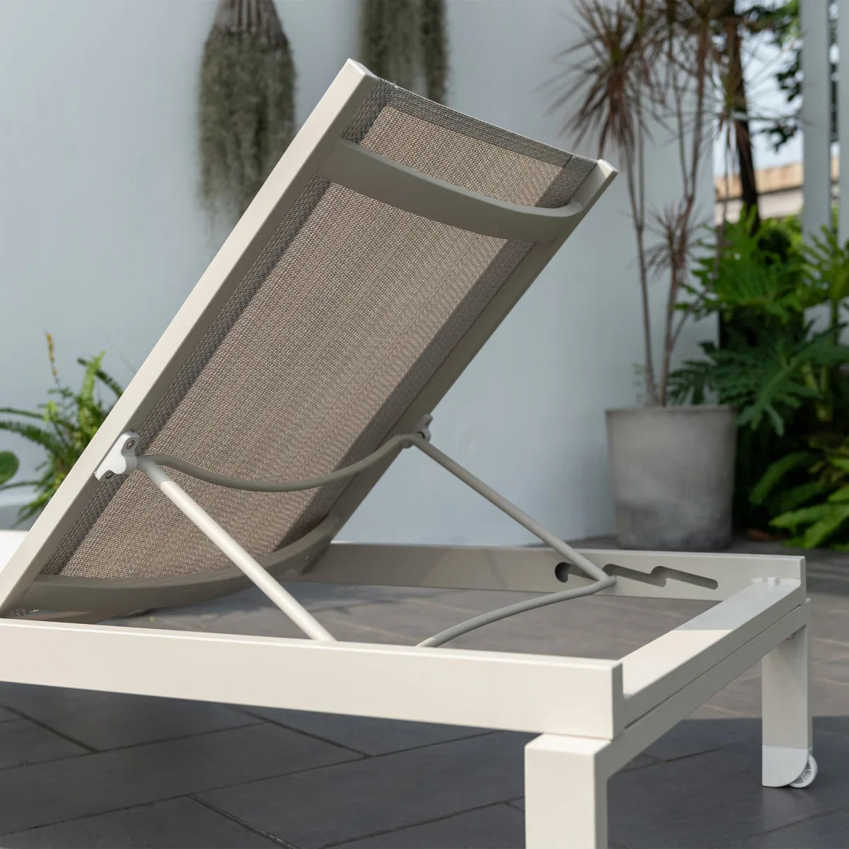 Urbanite Patio Lounger